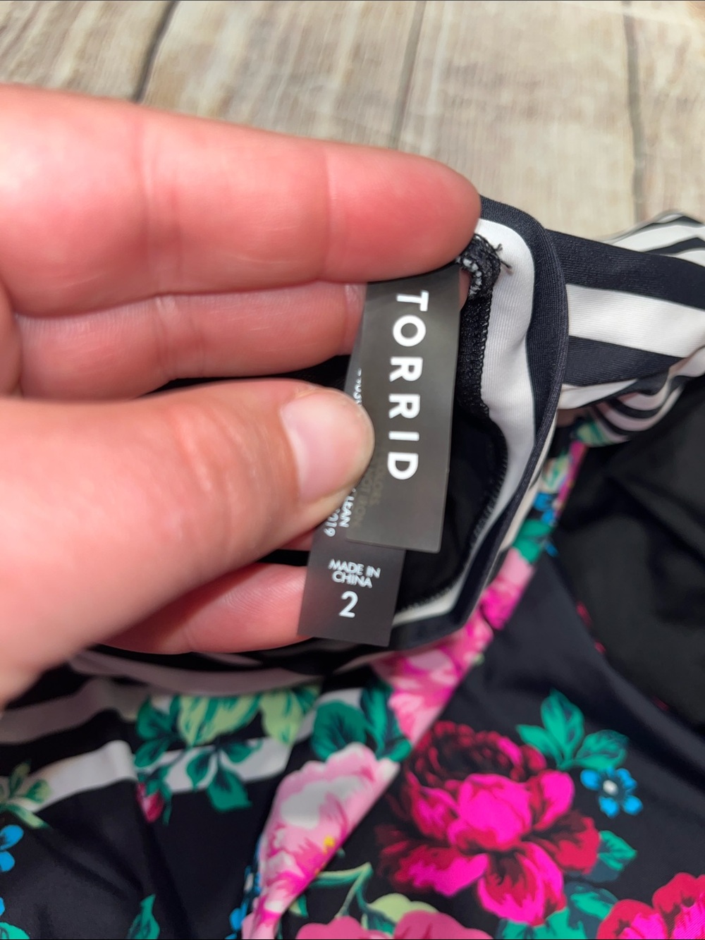 Torrid Black Floral & Stripe Long-Sleeve Swim Top Rash Guard Like New Size 2 2X - Picture 3 of 6